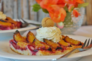 NEODOLJIVI RECEPT: Zapečene šljive u testu od pavlake se tope u ustima!