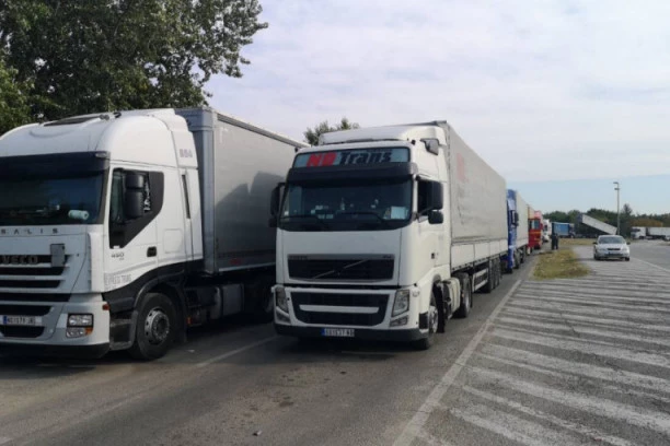 VOZAČI OSTAJU BEZ HRANE I VODE! Nastavlja se haos na granicama