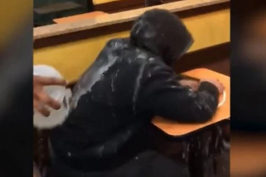 (VIDEO) KAKAV BEZDUŠNIK: Radnik restorana vodom polio bolesnog beskućnika