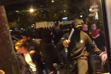(VIDEO) POJAVIO SE BRUTALAN SNIMAK IZ PARIZA: Evo kako su huligani PSŽ-a MUČKI NAPALI SRBE!
