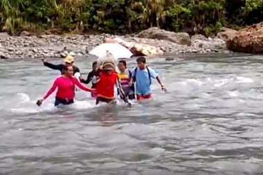 (VIDEO) POŽRTVOVANI JE ZA NJIH MALA REČ: Profesori prelaze 14 reka i nose vodootporno odelo na putu do škole