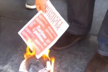 (VIDEO) USTAŠKI ULTRADESNIČAR palio srpske novine u centru Zagreba i VREĐAO PUPOVCA!