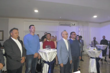 Nedimović dočekivao goste na proslavi obeležavanja 10 godina mitrovačkog SNS-a