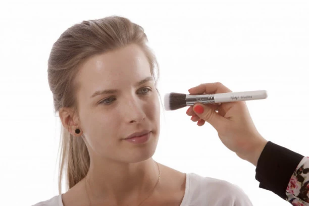 Ovu tajnu šminkera niste znali! Evo kako da istaknete jagodice