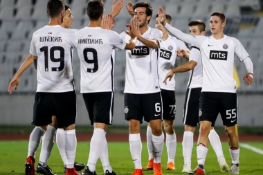 CRNO-BELI SVESNI GREŠAKA: Prvo poluvreme za zaborav!