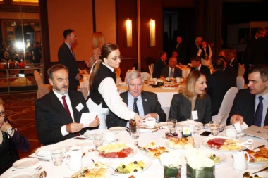 SKOT BI DA NAM UVALI NEZDRAVO MESO: Srbi, jedite kao ja govedinu PUNU HORMONA!