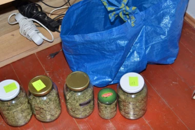 (FOTO) HAPŠENJE DILERA U SUBOTICI: Zaplenjeno 4 kile droge i gomila novca!