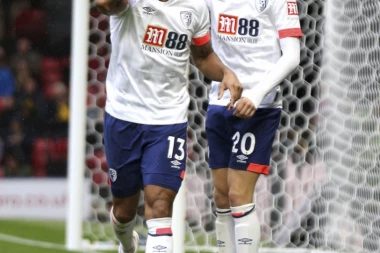 "TREŠNJICE" SE NASLAĐIVALE U VOTFORDU: Vulvsi nastavljaju da ruše favorite, Totenhem minimalcem do trećeg mesta!