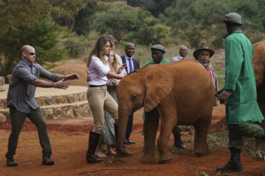 (VIDEO) MELANIJA BAŠ NEMA SREĆE U AFRICI: Prvo uvrede zbog odeće, a sad je i slonče "šutnulo"!