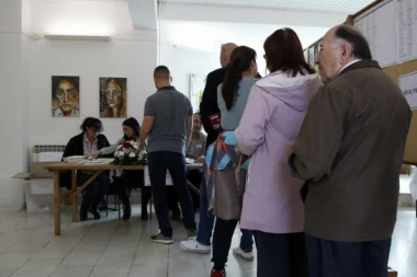 (FOTO) INCIDENT NA IZBORIMA U BIH: Muškarac skinuo gaće na biračkom mestu!