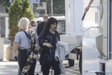 (FOTO, VIDEO) SVI ZNATE NJEN HIT: Pevačica došla u Beograd da snima reklamu!