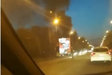 (VIDEO) Zapalio se autobus, ne krećite NA OVU STRANU, zatvoren saobraćaj!