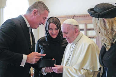 Dok u CG ruše SPC Milo papi ljubi skute