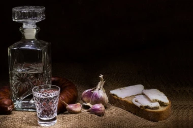 USVOJEN NOVI ZAKON O AKCIZAMA: Rakija POSKUPLJUJE, ali OVOJ žestini PADA cena!