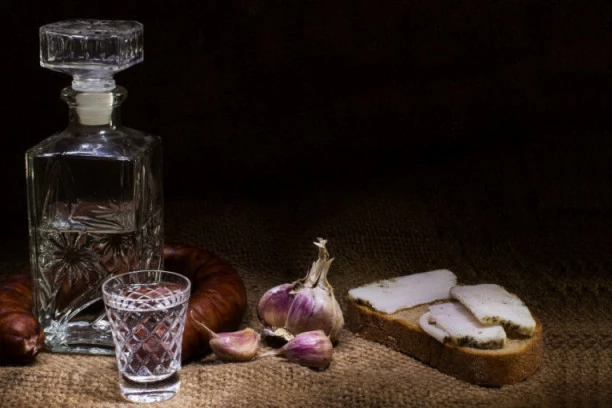 USVOJEN NOVI ZAKON O AKCIZAMA: Rakija POSKUPLJUJE, ali OVOJ žestini PADA cena!