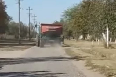 (VIDEO) "BRAVO, MAJMUNE, BRAVO": Pomahnitali traktorista jurio kroz selo, SVI SE MOLILI BOGU DA NEKO NE POGINE!