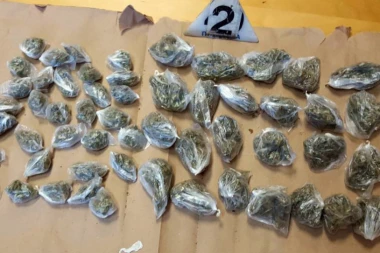 (FOTO) DOLIJALI: Evo ko je koristio decu za prodaju droge!