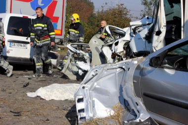 VOZAČI, DOBRO PAZITE, NA PUTEVIMA JE MAGLA: Ona je bila uzrok stravične saobraćajke u kojoj je poginulo 8 ljudi!