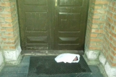 Beba koja je ostavljena na pragu crkve u Čajetini je krštena: Pogodite po kome je dobila ime?