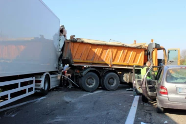 Stajao pored automobila koji se pokvario na auto-putu, a onda je na njega naleteo kamion sa prikolicom i ubio ga