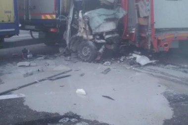 Sahranjena Marija (33) koja je poginula u stravičnoj saobraćajki na autoputu: Majka jecala, brat gorko pevao pored rake...