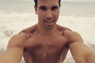 (FOTO) On je uspeo nemoguće: Zbog njega su tinejdžerke počele da čitaju knjige!