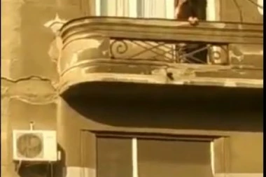 (VIDEO) Ljuljaj! Snimljena vrela akcija u centru Beograda: Pao žestok se*sa na balkonu zgrade u Kolarčevoj