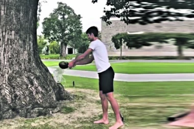 Nole za sreću zalivao drvo u Šangaju!