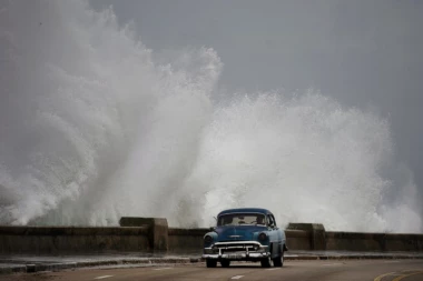 (FOTO) MONSTRUOZNA OLUJA MOŽE DA DOVEDE DO POTPUNOG UNIŠTENJA: Guverner Floride poručio stanovništvu da beži