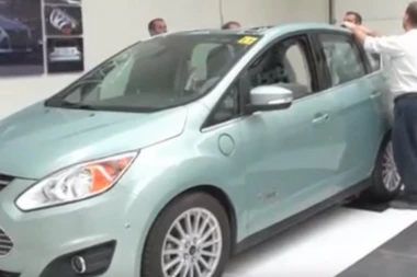 (VIDEO) KORAK DALJE U REVOLUCIJI: Ovaj auto ide na čistu energiju SUNCA