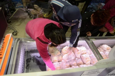 (FOTO) POMAMA NA DANAŠNJEM OTVARANJU LIDLA: Nastupila borba oko piletine, u jednom trenutku je nestalo