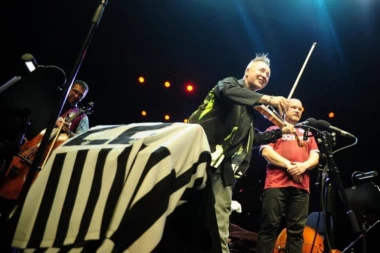 SUVENIR IZ BEOGRADA: Najdžel Kenedi dobio dres Partizana