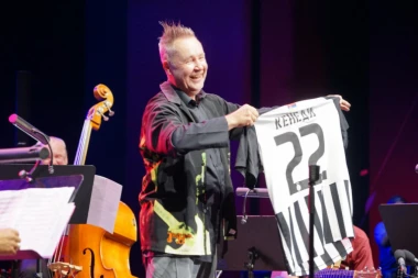 KENEDI SVIRAO AJDE, JANO i na poklon dobio PARTIZANOV DRES