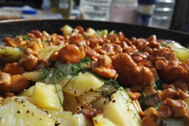 SAVRŠENSTVO UKUSA: Krompir sa pečurkama i kurkumom, bez mesa!