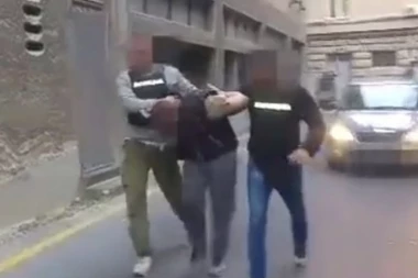 Hapšenje u Inđiji: Razbojnik opljačkao prodavnicu pa robu prodavao na pijaci