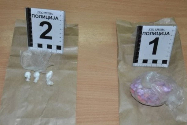 Pao zbog droge: Muškarac u autu krio više vrsta narkotika!