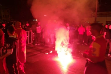 (VIDEO) ZAPALILI PODGORICU: "Ko ne skače Srbin je..."