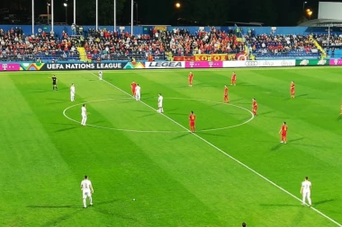 "BOŽE PRAVDE" SE ORI PODGORICOM: Srbi aplauzima dočekani na istorijskom meču!