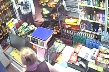 (VIDEO) Pištoljem na prodavačice u Zemun Polju!