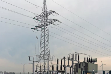 (VIDEO) Uznemirijući snimak trenutka kada migranta udara struja