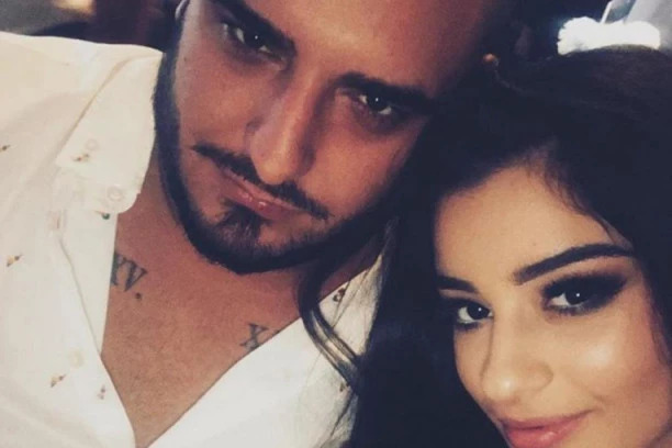 MARINA PROŠETALA DEKOLTE KROZ KUHINJU: Darko Lazić kuvao, a svi mu gledali u ŽENU!