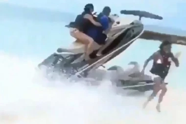 (VIDEO) POGLEDALA SMRT U OČI: Vodeni skuter poleteo punom brzinom ka devojci