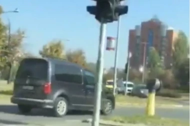 (VIDEO) ALO, ROĐAČE! Em prošao kroz crveno, em vozio u kontra smeru