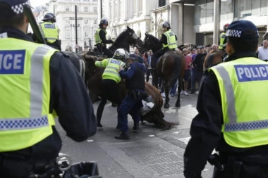 Neredi u Londonu: Desničari demonstrirali pa napali policiju, a onda se pojavili antifašisti!