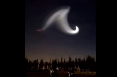 (VIDEO) NEOBIČAN PRIZOR NA NEBU: Kinezi snimili NLO?!