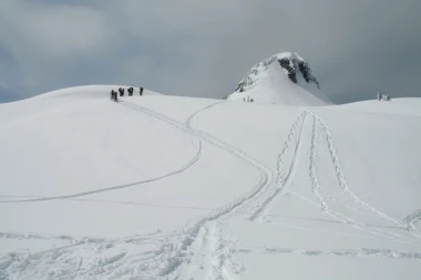 U snežnoj oluji na Himalajima poginulo 9 ljudi!