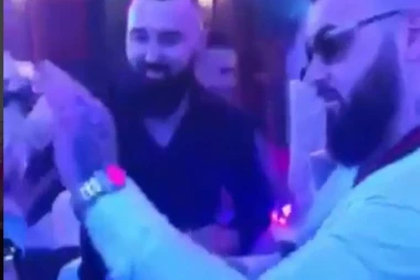 (VIDEO) Pljušte pare: Jala i Buba okitili Katarinu