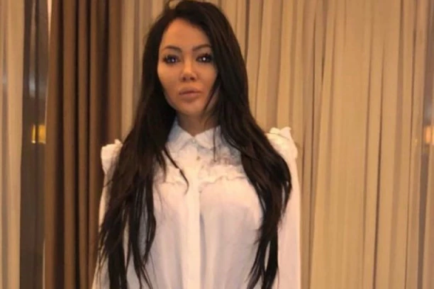 (FOTO) STARLETA SE POHVALILA IZGLEDOM NAKON POROĐAJA! Fanovi je razapeli: Silikonušo, na šta ličiš?!