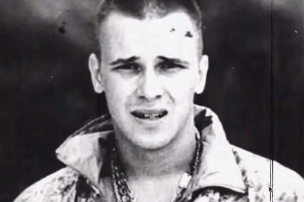 (VIDEO) OVAKO JE ZVUČAO KNELETOV GLAS: Pojavio se snimak oproštajnog govora žestokog momka na grobu najboljeg prijatelja!