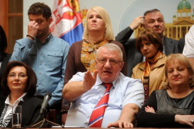 ŠEŠELJ SULUDO OPTUŽIO LJAJIĆA: Rasimovi poslanici napustili skupštinsku salu